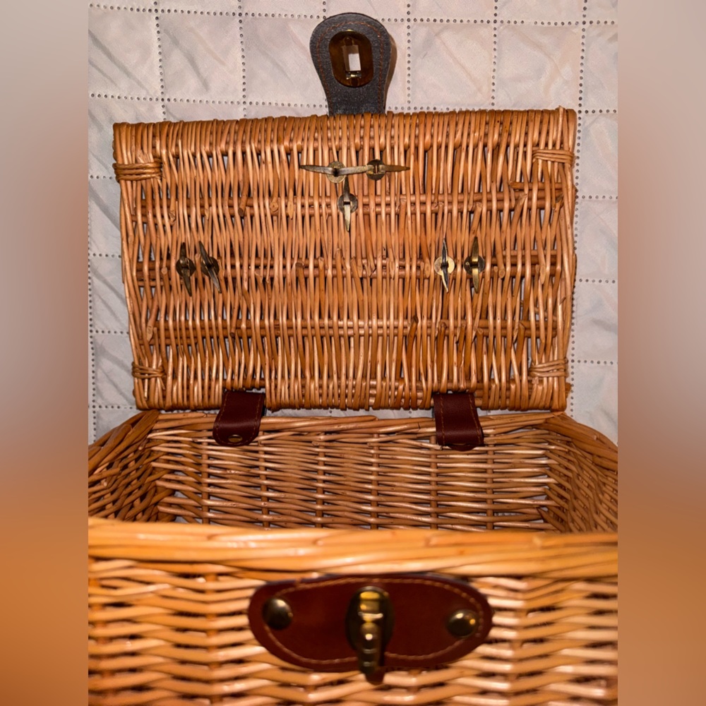 Wicker basket with handle, 10 x 6 1/2 - Picture 3 of 16